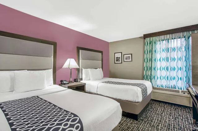 غرفة بسريرين مزدوجين، La Quinta Inn by Wyndham Radford 1/3