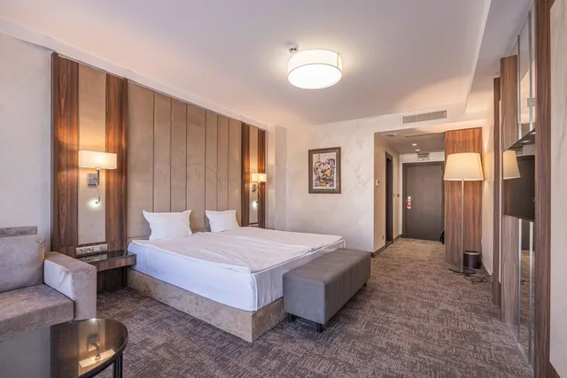 غرفة مزدوجة فاخرة بإطلالة جزئية على البحر، Grand Hotel Sveti Vlas 3/6