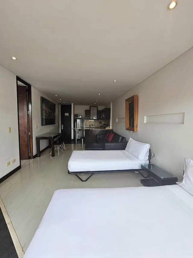 1 Bedroom, Family Suite, King Bed, 2 Murphy Beds, Kitchen، 104 Art Suites 1/4