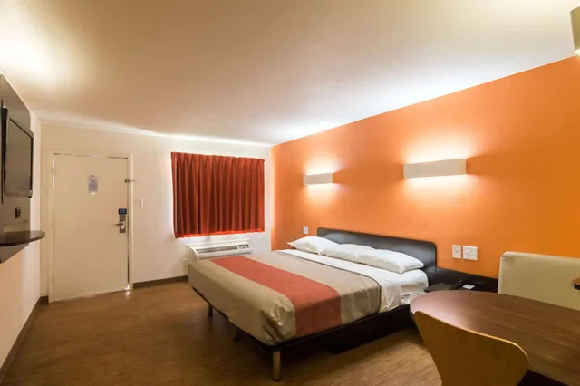 1 King Bed Mobility Accessible Tub, Nsmk، Motel6 Wichita Falls, TX - North 4/10