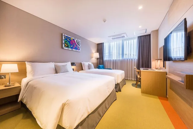 غرفة ديلوكس بسرير مزدوج وسرير فردي، Howard Johnson by Wyndham Incheon Airport 2/4