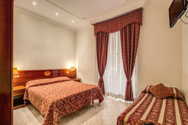 غرفة قياسية ثلاثية بسرير مزدوج وسرير فردي، Virginia Hotel 1/8
