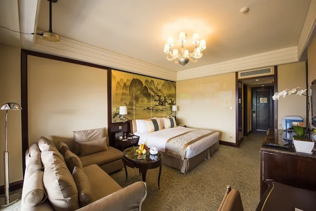 غرفة بسرير كينج بإطلالة على الجبل بشرفة، Shangri La Guilin 5/9
