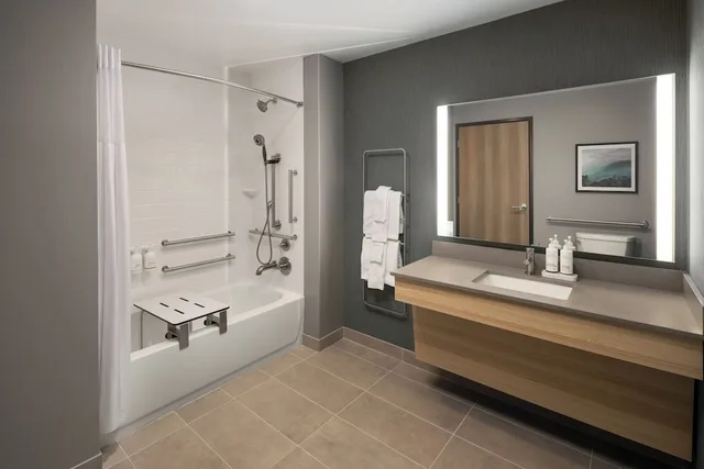 Room, King Bed, Accessible, La Quinta Inn and Suites by Wyndham Leavenworth 7/8