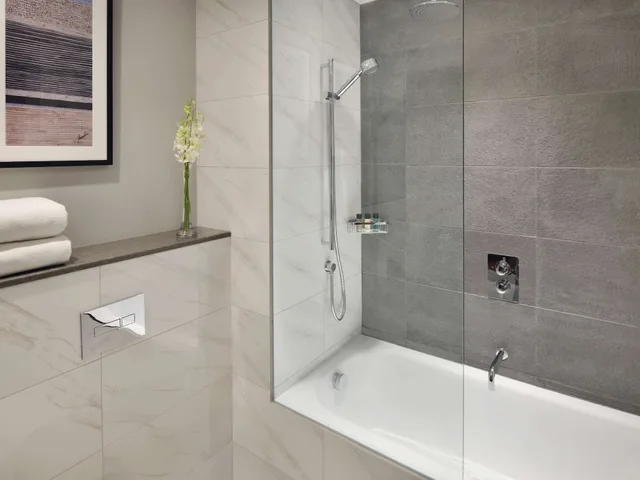 غرفة ديلوكس بسرير كينج، Movenpick Bur Dubai 8/8