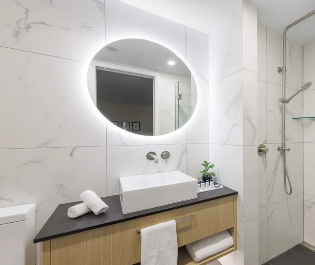 3 Bedrooms, Lake Side، Avani Queenstown Hotel 9/10
