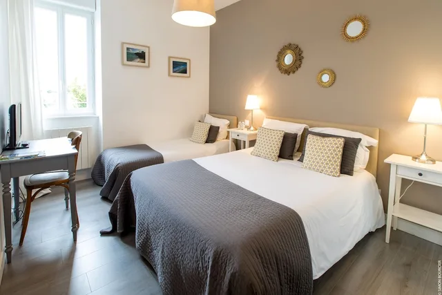 غرفة قياسية ثلاثية بسرير مزدوج وسرير فردي، Hôtel Saint-Michel 2/4