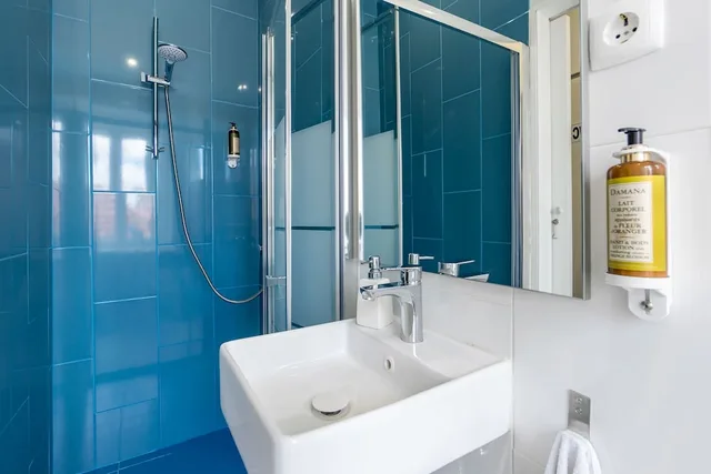 Bright, Single, Shared Bathroom، The Color Hostel 14/17