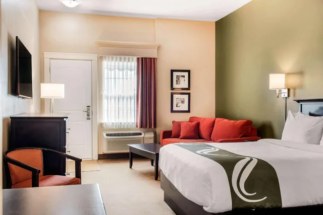 جناح بسرير كينج مع أريكة، Quality Inn & Suites Quispamsis 2/4