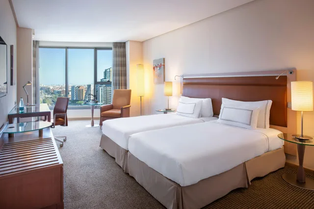 غرفة بسريرين منفصلين بإطلالة، Melia Valencia Palacio de Congresos Formely Hilton Valencia 3/9