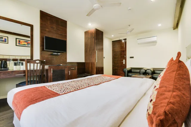 Executive, King Bed, Hotel Blue Stone - Nehru Place 8/10