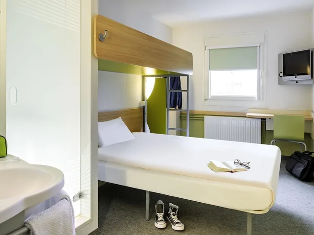 غرفة ثلاثية بسرير مزدوج وسرير بطابقين، Ibis Budget Portsmouth 8/9