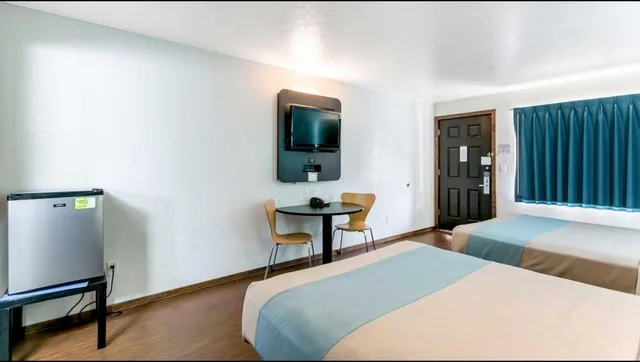 2 Queen Beds - Non-Smoking, Mini Fridge، Motel6 Missoula MT - University 1/10