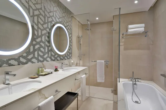 جناح بسرير مزدوج بغرفة نوم واحدة بإطلالة جزئية على البحر، Hilton Doha The Pearl Residences 3/3