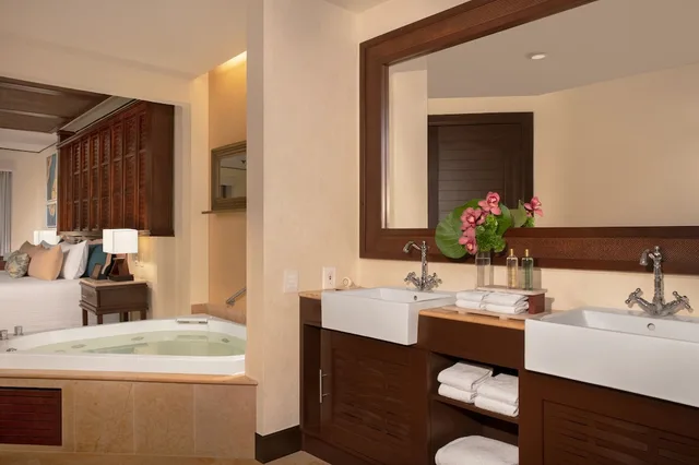 Honeymoon, Preferred Club, Suite, King Bed, Ocean Front, Dreams Riviera Cancun 2/2