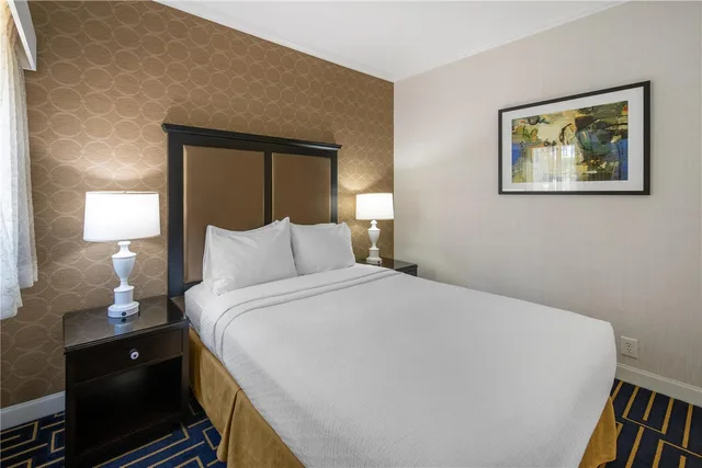 جناح بسرير كوين مع أريكة، Best Western Plus Palm Court Hotel 1/3