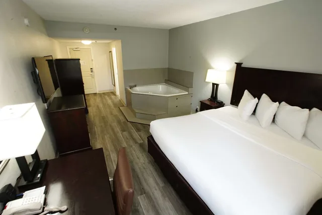 غرفة بسرير كينج بحوض جاكوزي، Best Western Paramus Hotel & Suites 3/9