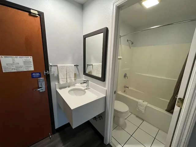 غرفة قياسية بسريرين مزدوجين، Motel6 Urbana, IL 4/8