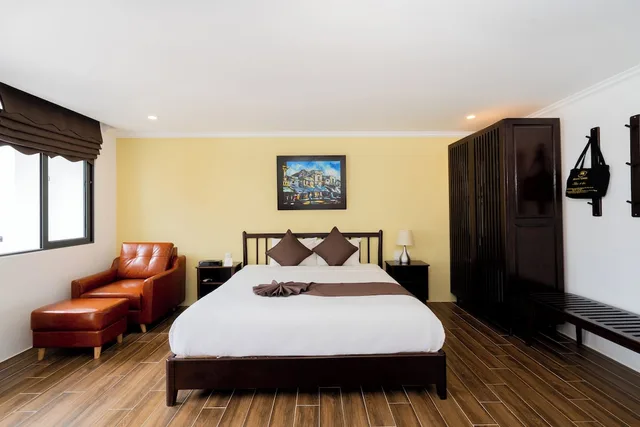 غرفة بريميير بسرير كينج وسرير كوين بشرفة بحوض استحمام، Ka Villa Hoi An 3/4