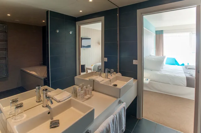 جناح بإطلالة على البحر بشرفة بغرفة نوم واحدة، Radisson Blu Resort Spa Ajac 3/5