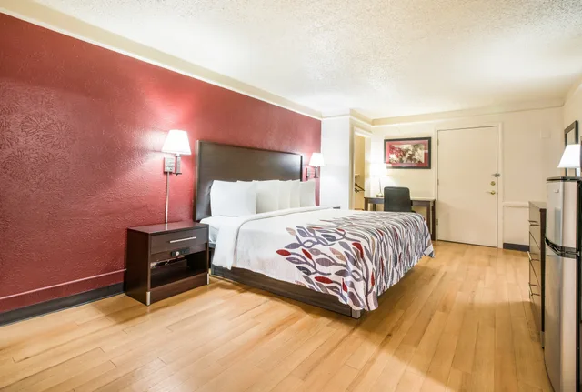 غرفة ديلوكس بسرير كينج، Red Roof Inn Dallas - Richardson 4/8