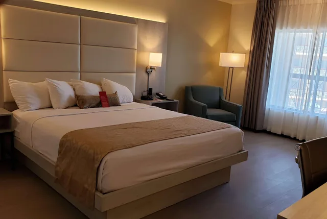 غرفة بسرير مزدوج، Ramada by Wyndham Burbank Airport 1/2