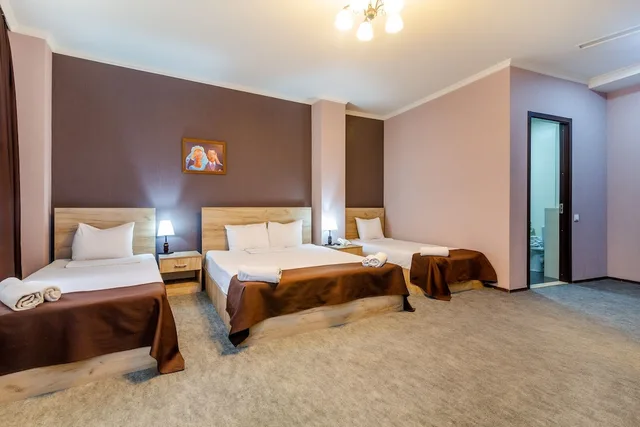 غرفة ديلوكس رباعية بسرير مزدوج وسريرين منفصلين بإطلالة على المدينة، HOTEL MARLYN 2/7