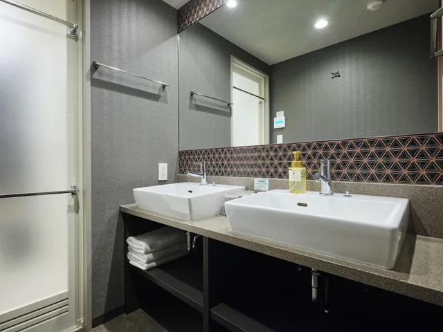 غرفة يابانية بسريرين منفصلين وفرشتي فوتون مع أريكة، MONday Apart Premium Nihonbashi 5/7