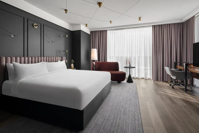 غرفة كبيرة بسرير كينج مع دخول الصالة، Renaissance Milwaukee West Hotel 1/10