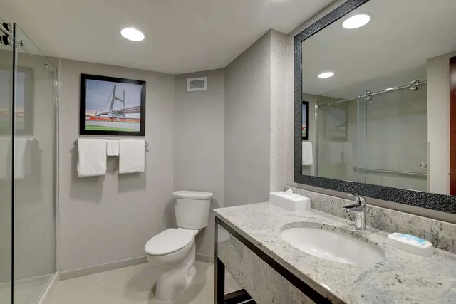 جناح بسريرين كوين بغرفتين مع أريكة في طابق مرتفع، Drury Inn & Suites Cape Girardeau 2/3
