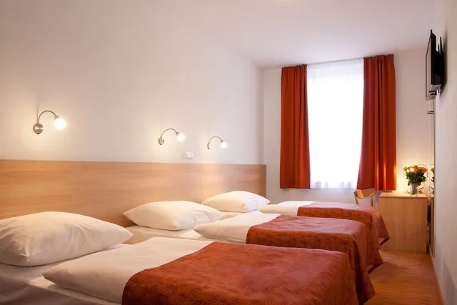 غرفة قياسية ثلاثية بسرير كينج وسرير فردي مع سرير إضافي، Ambiance Hotel 2/10