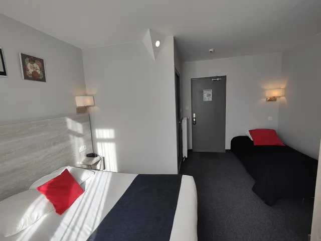 غرفة ثلاثية بسرير كوين وسرير فردي، Brit Hotel Suisse Et Bordeaux 1/10