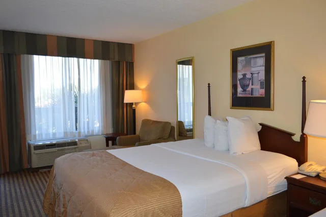 غرفة قياسية بسرير كينج، Opal Hotel and Suites 2/6