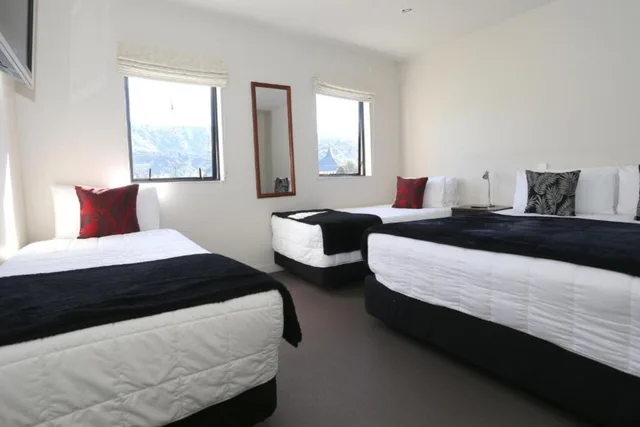 2 Bedrooms, Panoramic, Apartment, 1 Single and 2 Queen Beds, Sea View، Harbour View Motel 1/8