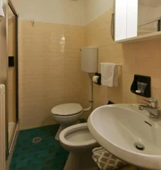 غرفة قياسية بسرير مزدوج، HOTEL CHALET PINETA 6/6