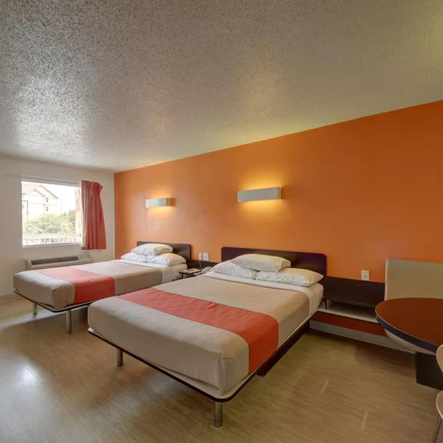 غرفة بسريرين كوين لذوي الإعاقة، Motel6 San Antonio, TX - Downtown - Market Square 7/10