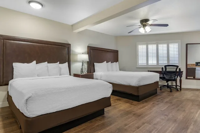 جناح بسريرين كوين مع أريكة بمطبخ، Best Western Rose Garden Inn 1/6