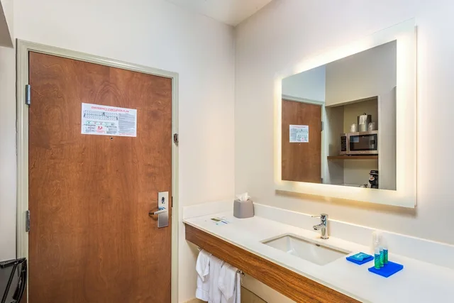 غرفة قياسية بسرير كينج لذوي الإعاقة، Holiday Inn Express Hotel Suites Peoria North Glendale 4/6
