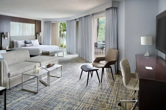 Suite, King Bed, Lake View, Sofa, Atlanta Evergreen Lakeside Resort 2/4