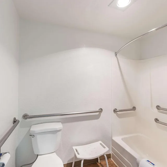 غرفة بسرير كينج وسريرين كوين لذوي الإعاقة، Motel6 Gold Beach, OR 6/7