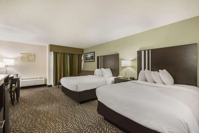 Room, 2 Queen Beds, Lake Side, Sofa، Best Western Indian Oak 2/7