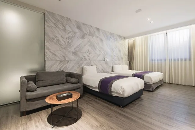 غرفة ديلوكس ثلاثية بسرير مزدوج وسرير فردي، Hotel Hsr Hesper - Taichung 2/4
