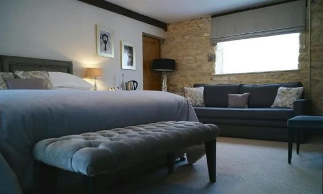 جناح جونيور، Widbrook Grange Hotel 1/1