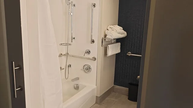 غرفة بسرير كينج لذوي الإعاقة، Comfort Inn Downtown Charleston 7/7