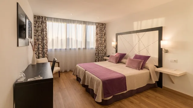 غرفة كومفورت ثلاثية، Hotel Colon Rambla 8/10
