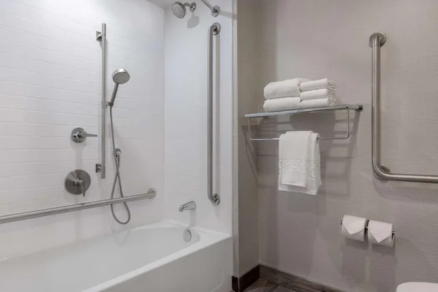جناح استوديو بسرير كينج وسرير كوين بحوض استحمام لذوي الإعاقة، Home2 Suites by Hilton Kingston 5/9