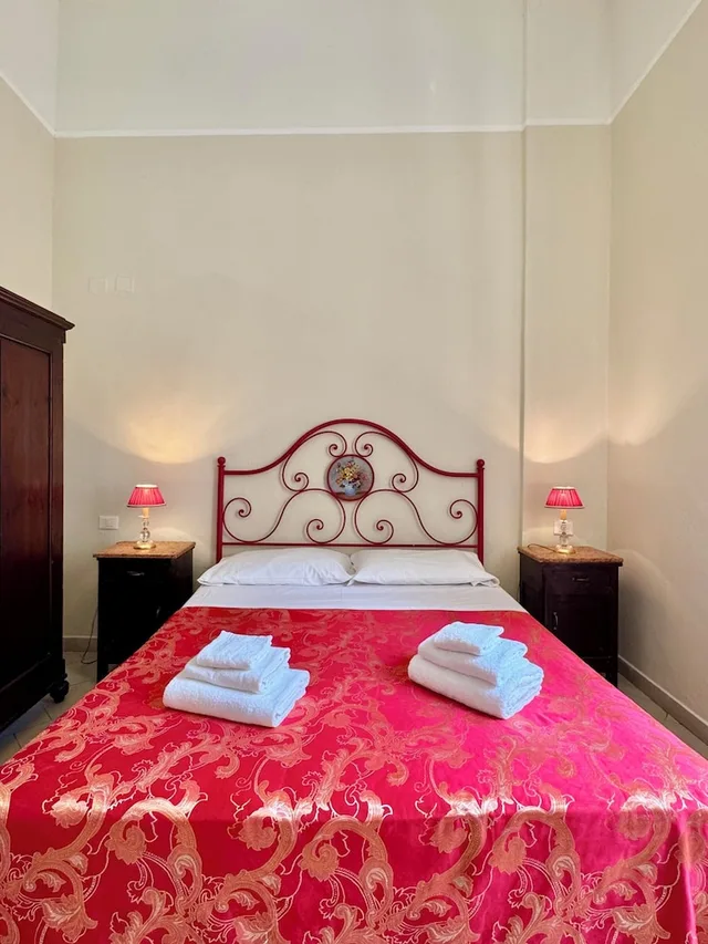 Room, Queen Bed, Lucca Charm 8/10