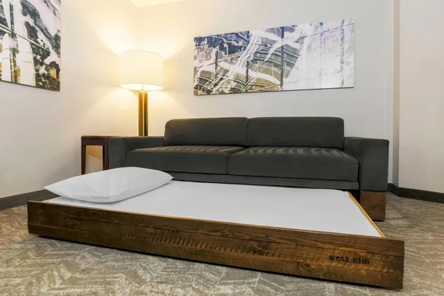 جناح بسرير كوين مع أريكة بحوض استحمام لذوي الإعاقة، Springhill Suites Phoenix Glendale Sports And Entertainment District 6/10