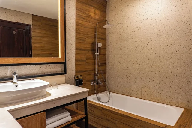 غرفة عائلية بسرير كوين وسرير فردي بشرفة بحوض استحمام، Grand Sunshine Resort and Convention 7/7