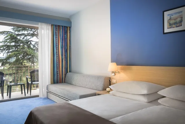 غرفة كومفورت بسريرين منفصلين بإطلالة على المتنزه بشرفة مع سرير إضافي، Remisens Hotel Lucija 2/6